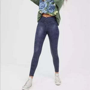 OFFLINE By Aerie The Hugger Crossover High Waisted Crackle Legging